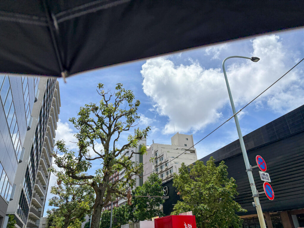 日傘越しの夏空、オフィス前より