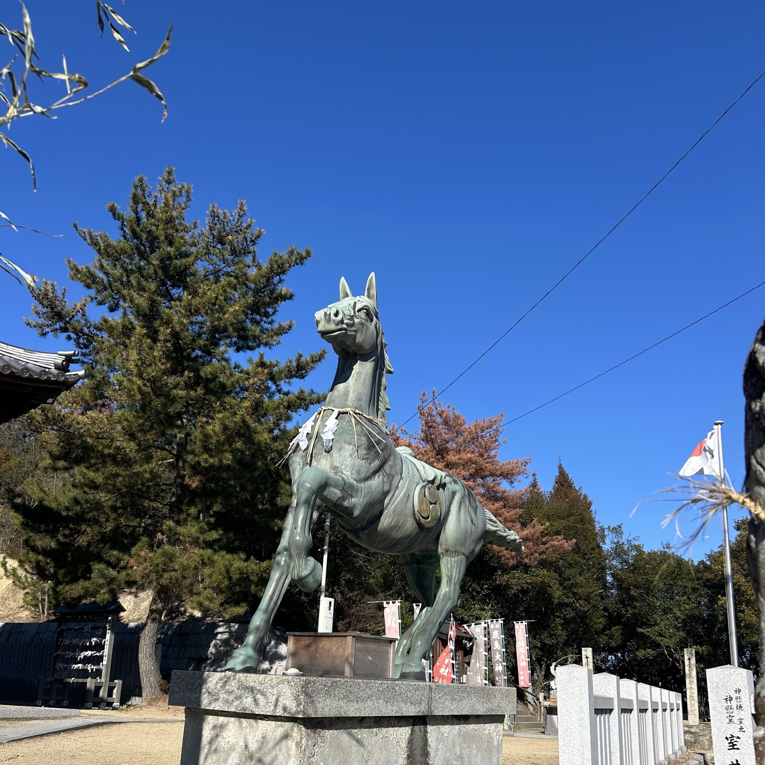 快晴の空の下での初詣の写真