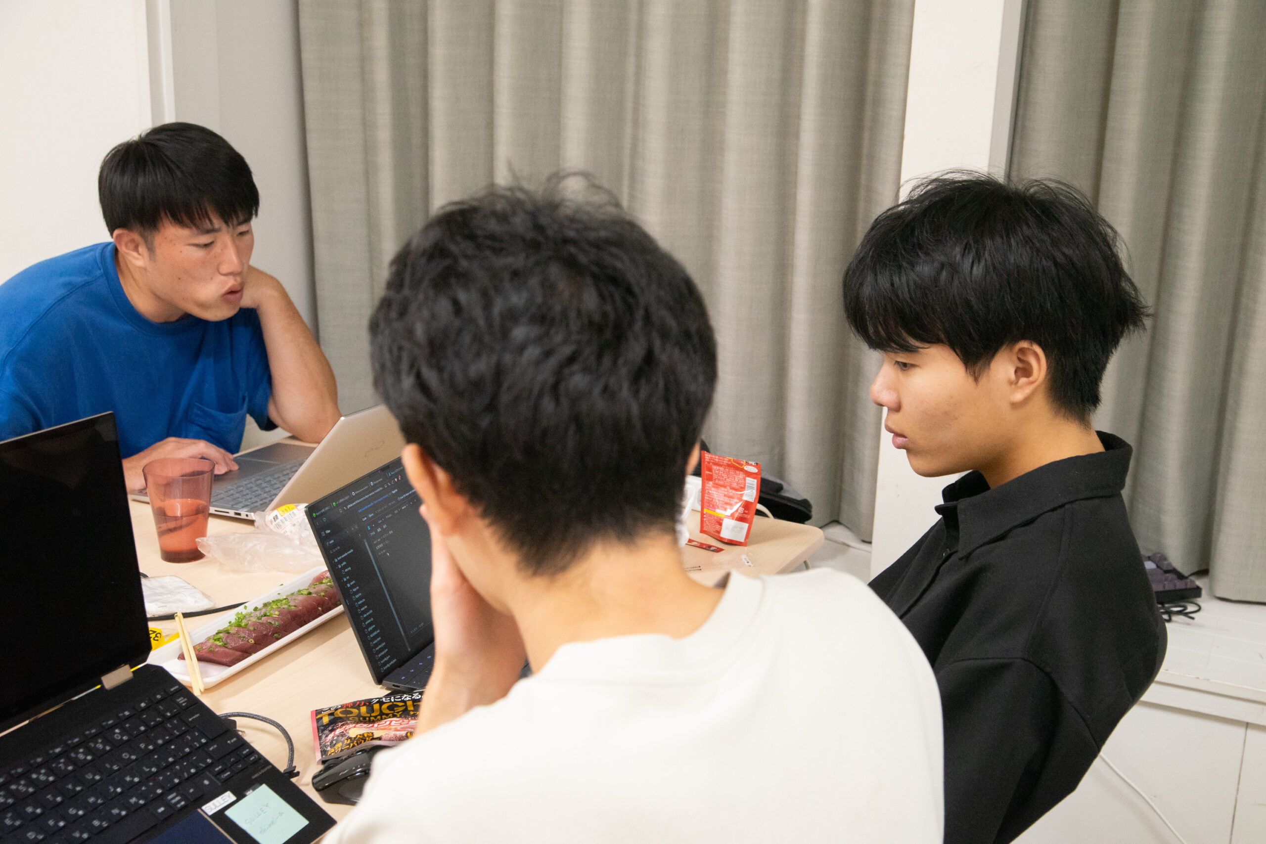 開発合宿でオリジナルプロダクトを開発する安孫子くんチーム
