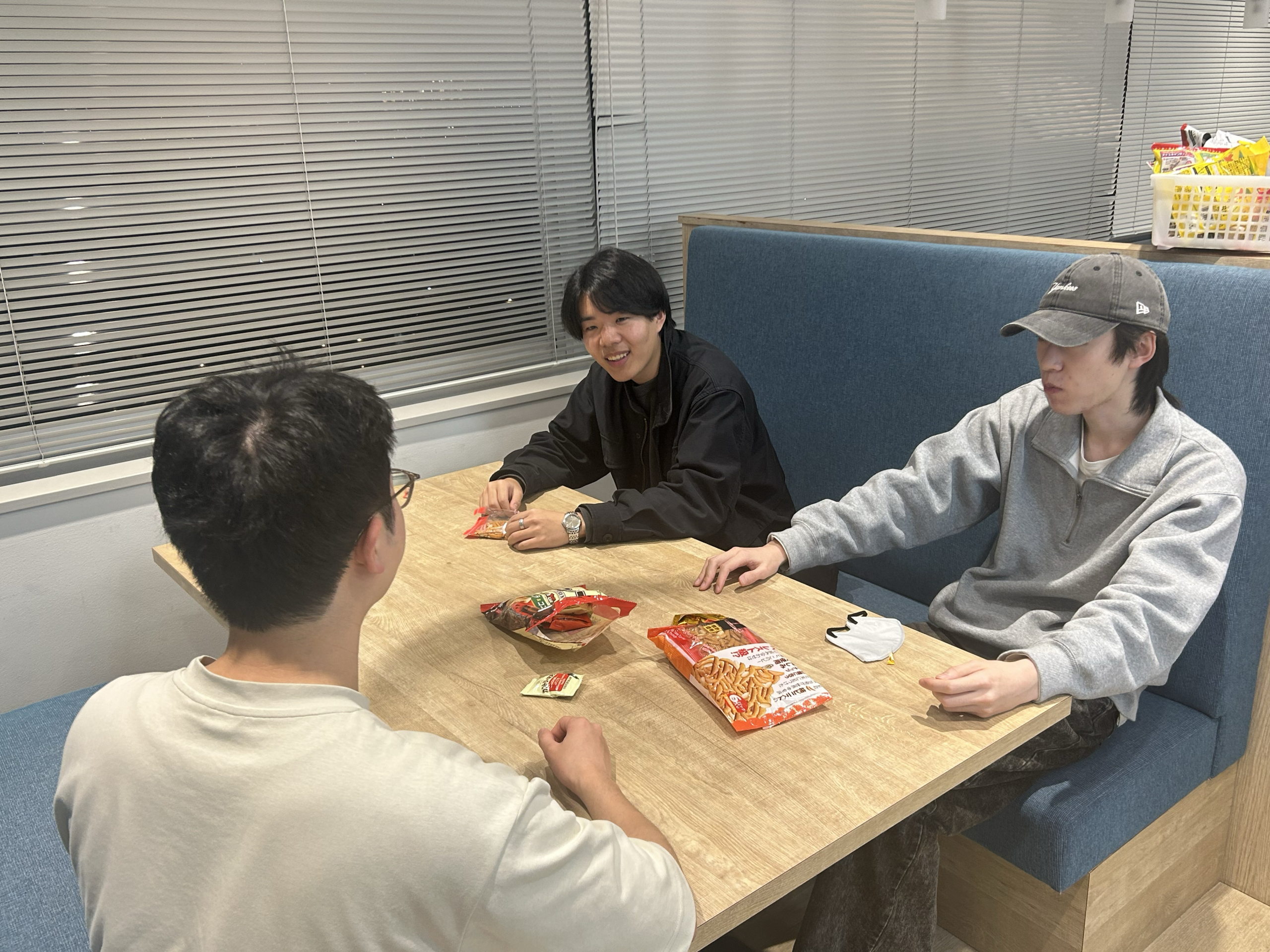 同じプロジェクトのインターン生と休憩エリアで談笑する安孫子くん